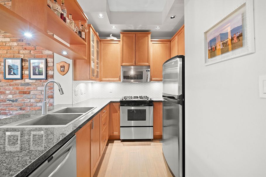 207 2515 Ontario Street Vancouver, BC - 5