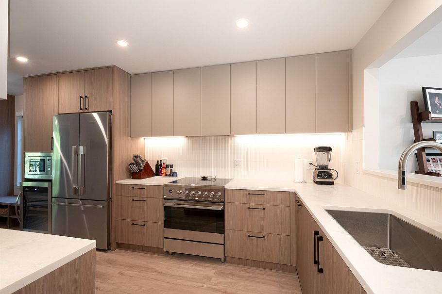 403 1050 Bowron Court North Vancouver, BC - 2