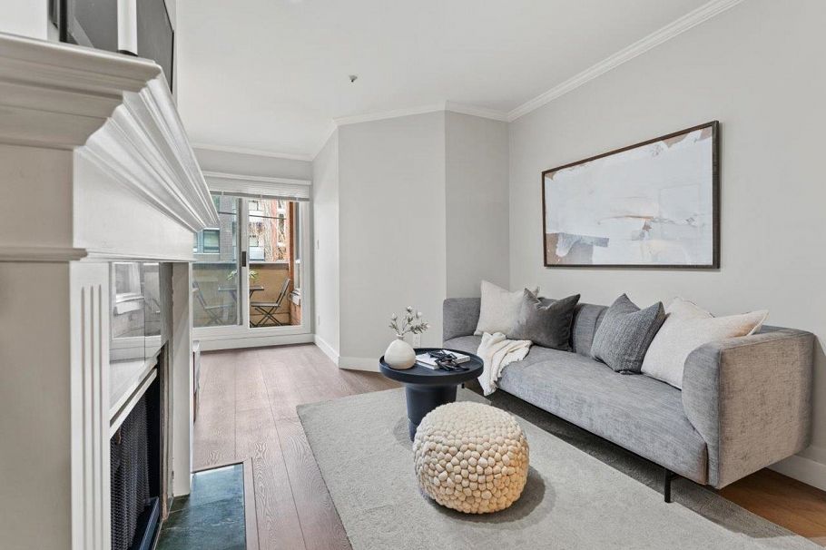 205 3638 W Broadway Vancouver, BC - 2