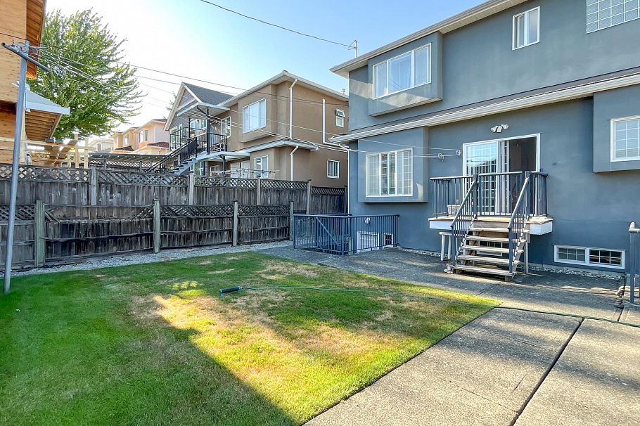 2802 E 45th Avenue Vancouver, BC - 28