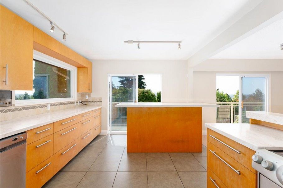 1228 Adderley Street North Vancouver, BC - 4