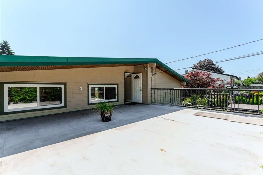 1228 Adderley Street North Vancouver, BC - 36