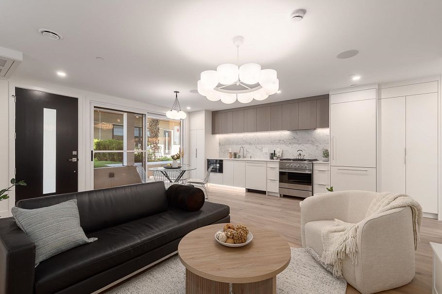 1143 W 33rd Avenue Vancouver, BC - 1