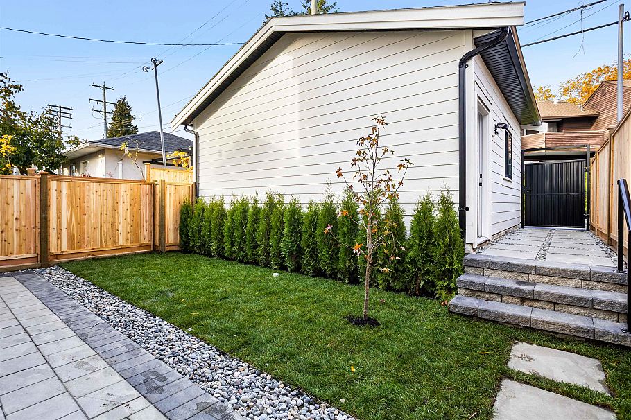 2 3429 Napier Street Vancouver, BC - 17