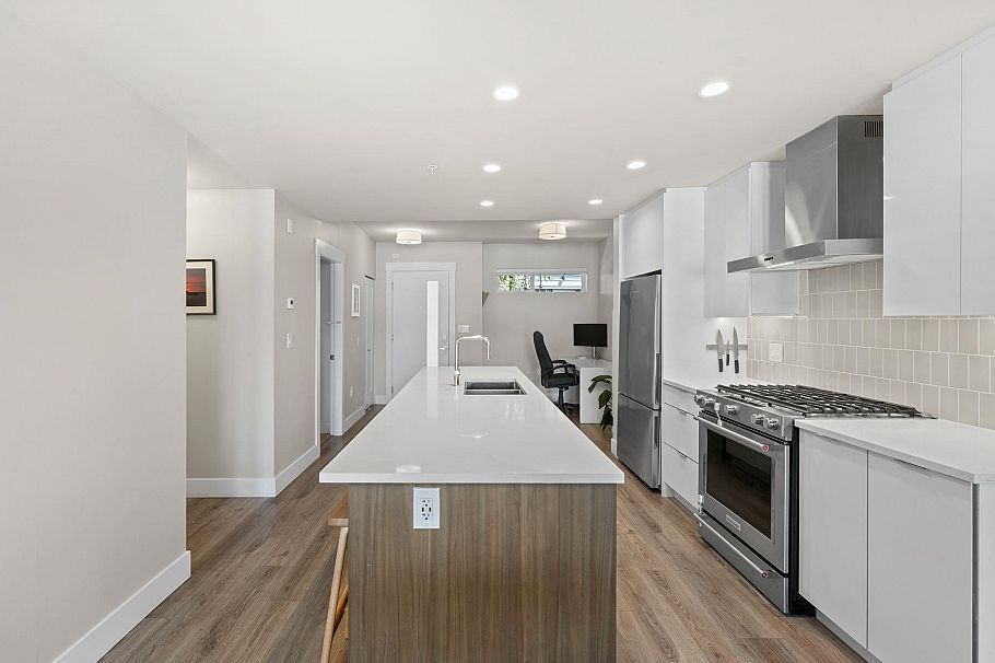 302 1496 Charlotte Road North Vancouver, BC - 17