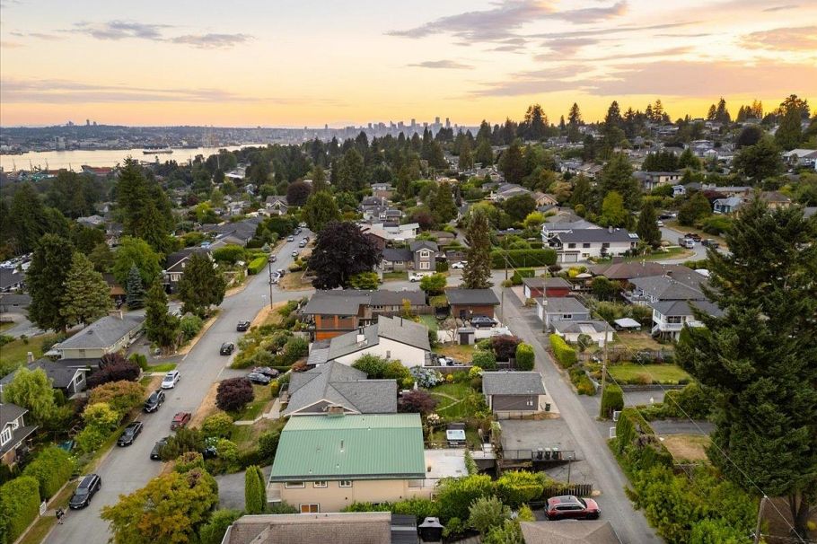 1228 Adderley Street North Vancouver, BC - 37