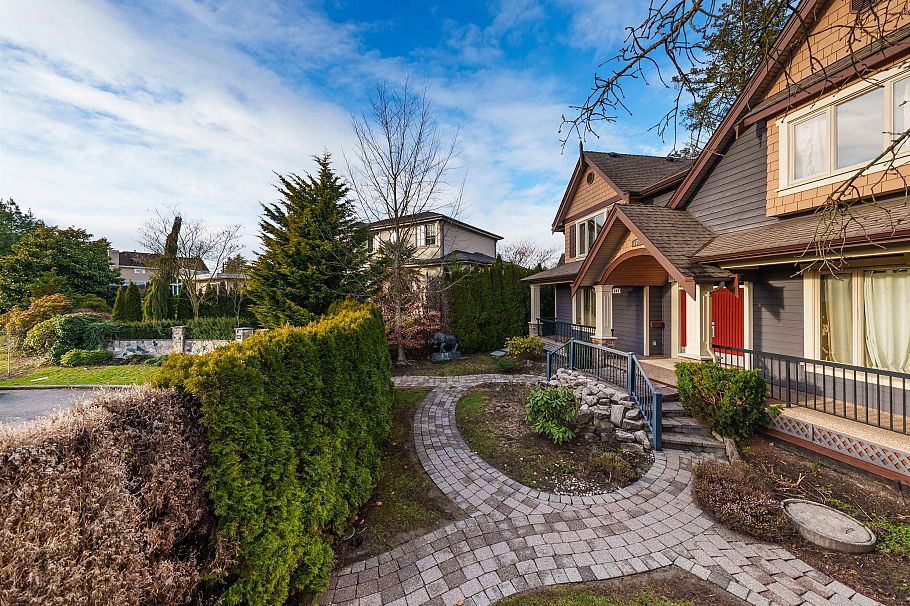 607 W 53 Avenue Vancouver, BC - 2