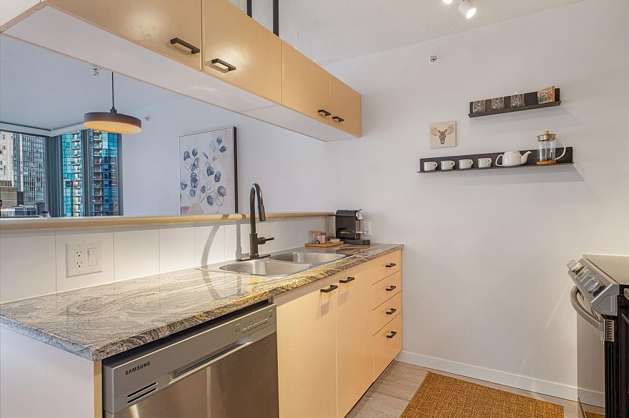 306 1331 Alberni Street Vancouver, BC - 12