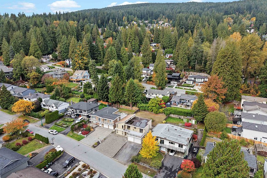 1006 Hendecourt Road North Vancouver, BC - 35