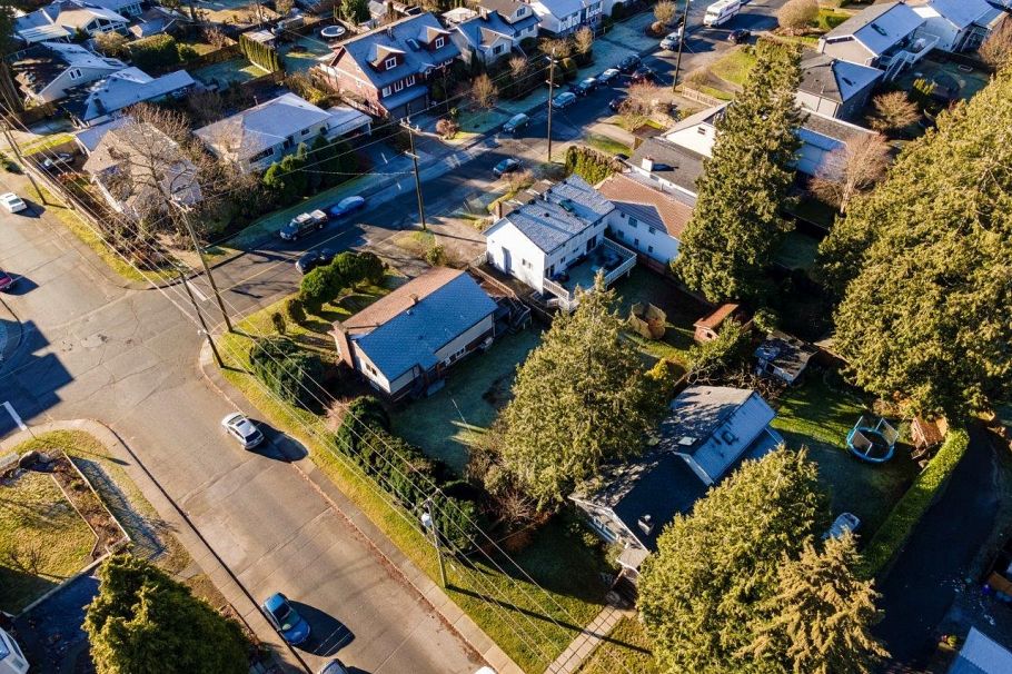 780 E 16th Street North Vancouver, BC - 3