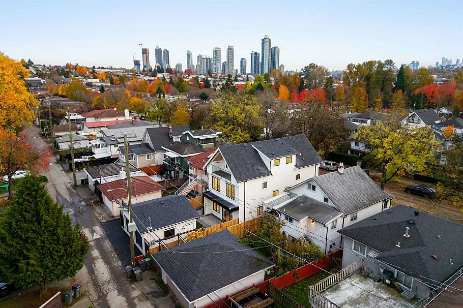 2 3429 Napier Street Vancouver, BC - 19