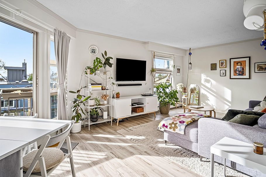 205 235 W 4th Street North Vancouver, BC - 1