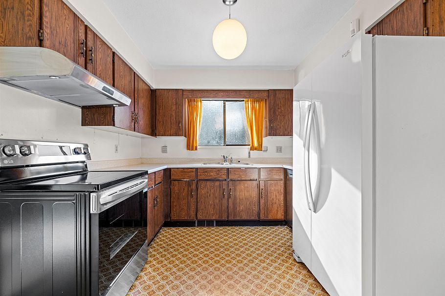 1006 Hendecourt Road North Vancouver, BC - 2