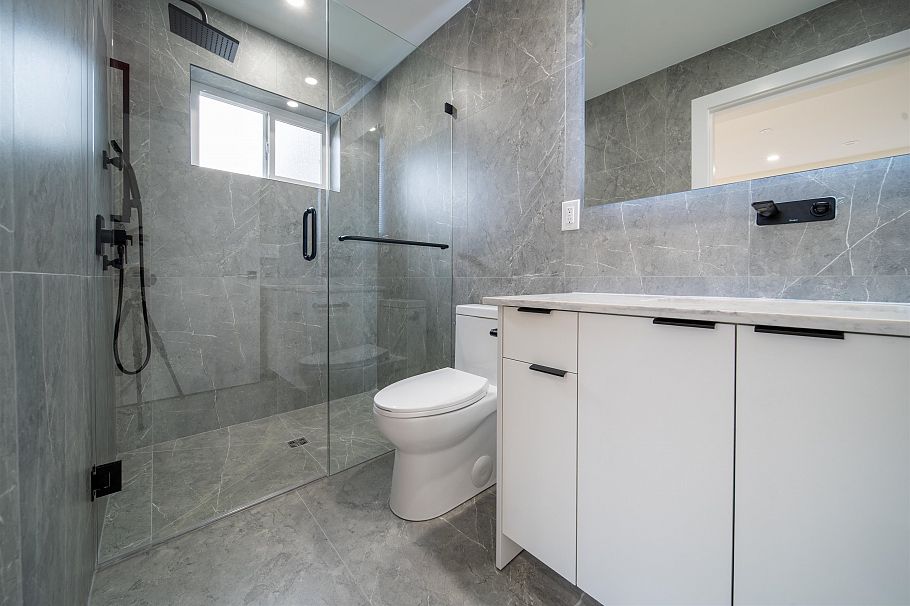 2 3576 E Pender Street Vancouver, BC - 27