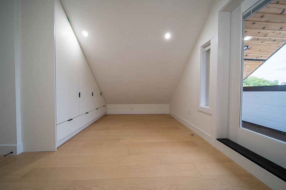 2 3576 E Pender Street Vancouver, BC - 32