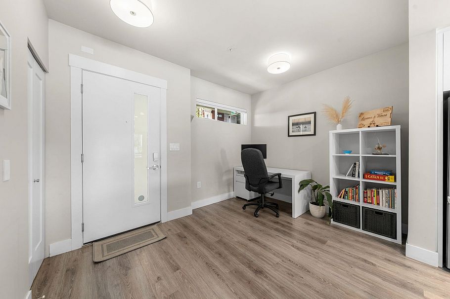 302 1496 Charlotte Road North Vancouver, BC - 2