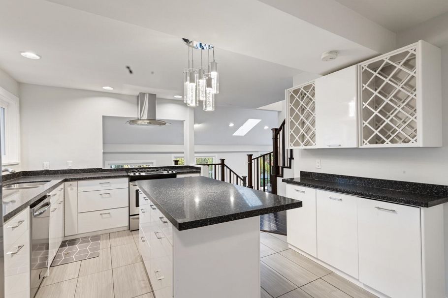 271 Montroyal Boulevard North Vancouver, BC - 9