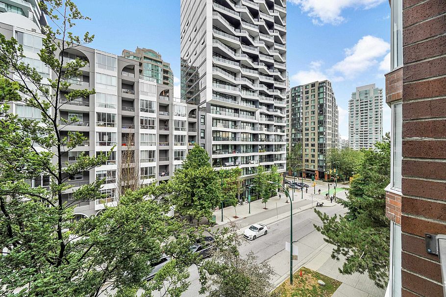 411 1333 Hornby Street Vancouver, BC - 2