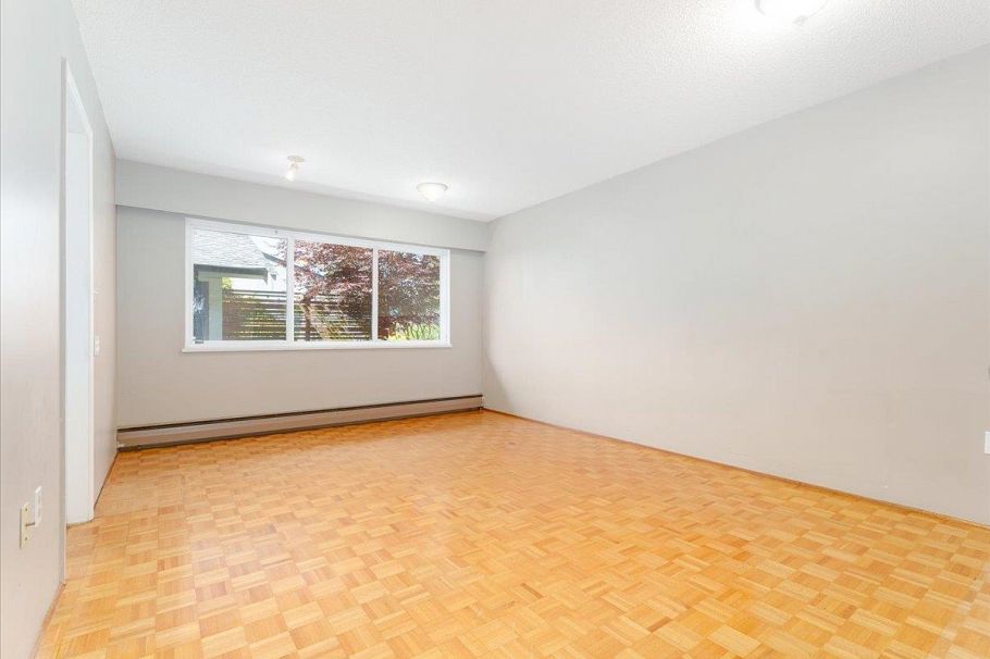 1228 Adderley Street North Vancouver, BC - 12