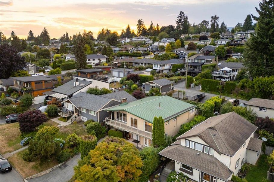 1228 Adderley Street North Vancouver, BC - 33