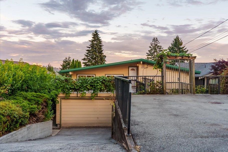 1228 Adderley Street North Vancouver, BC - 26