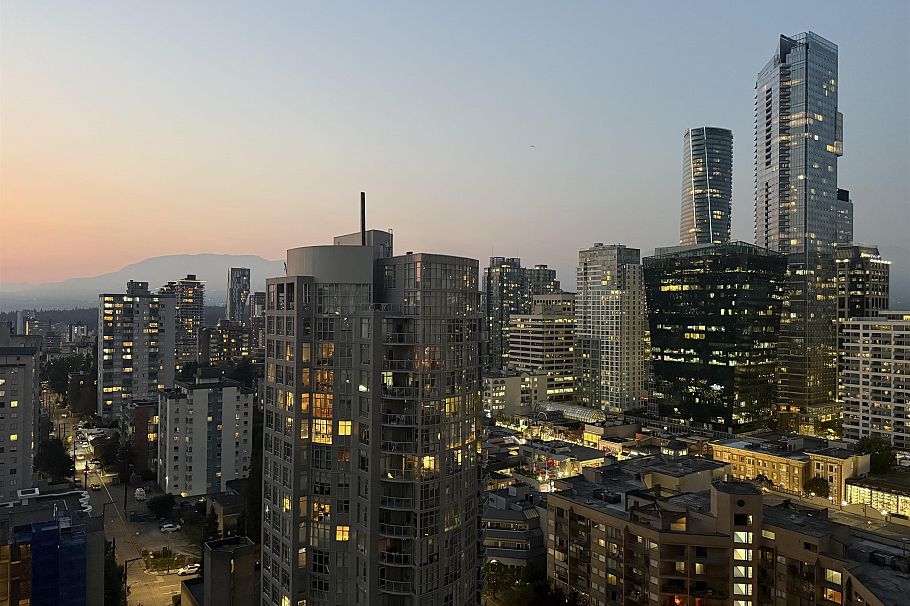 2201 909 Burrard Street Vancouver, BC - 1