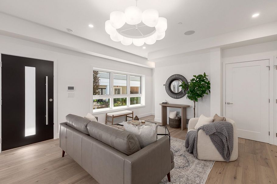 1135 W 33rd Avenue Vancouver, BC - 2