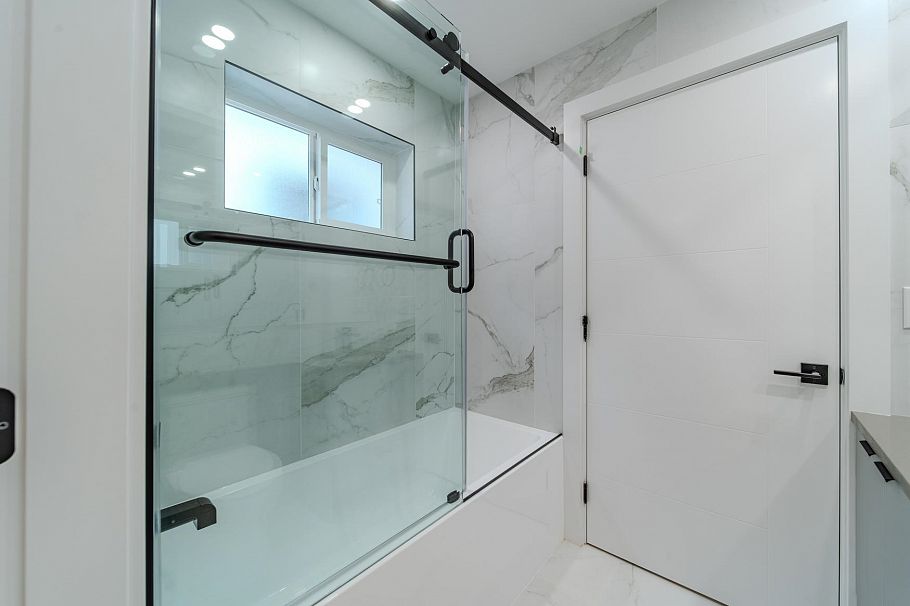 1 3576 E Pender Street Vancouver, BC - 25