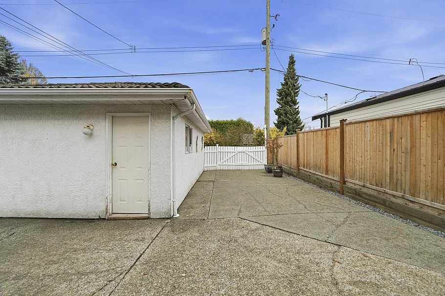 2915 Charles Street Vancouver, BC - 29