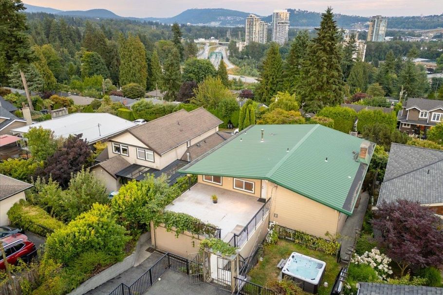 1228 Adderley Street North Vancouver, BC - 34