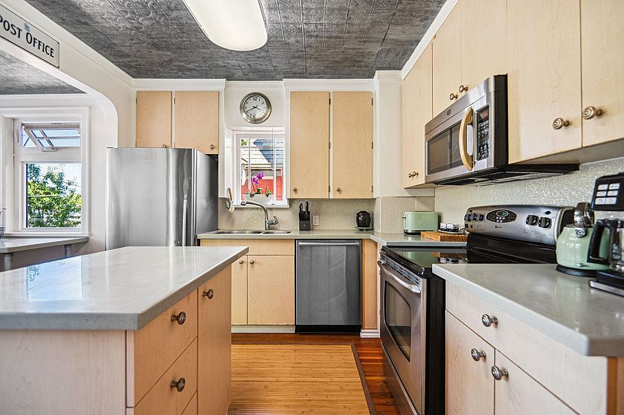 4533 W 8th Avenue Vancouver, BC - 10