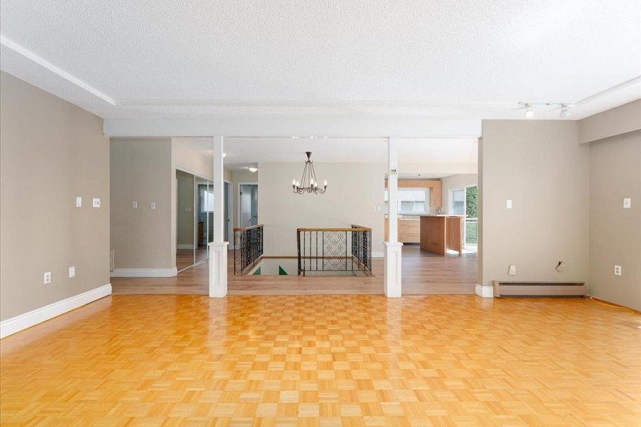 1228 Adderley Street North Vancouver, BC - 8