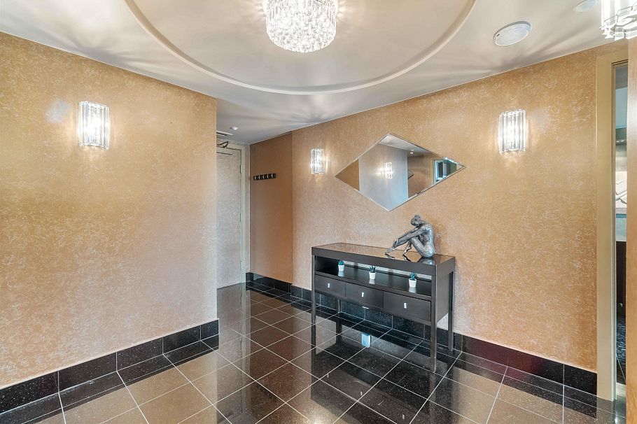 2201 909 Burrard Street Vancouver, BC - 4