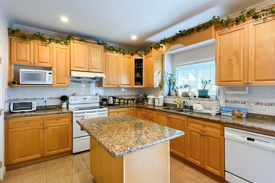 2802 E 45th Avenue Vancouver, BC - 8