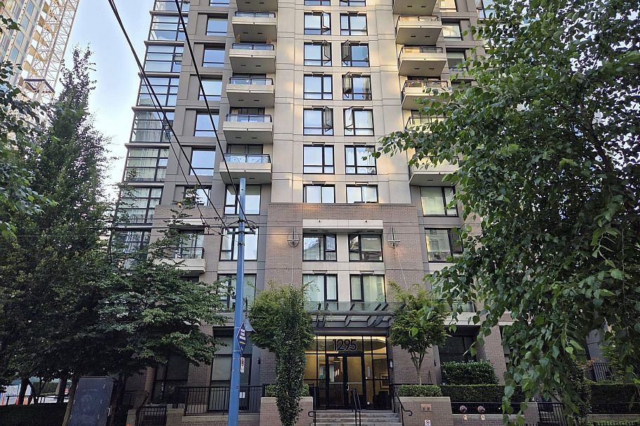 302 1295 Richards Street Vancouver, BC - 1