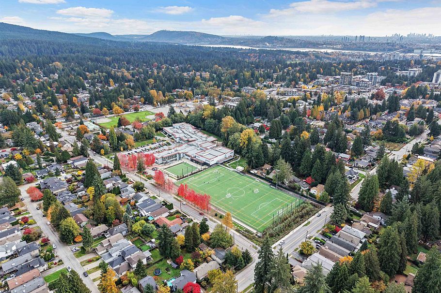 1006 Hendecourt Road North Vancouver, BC - 37