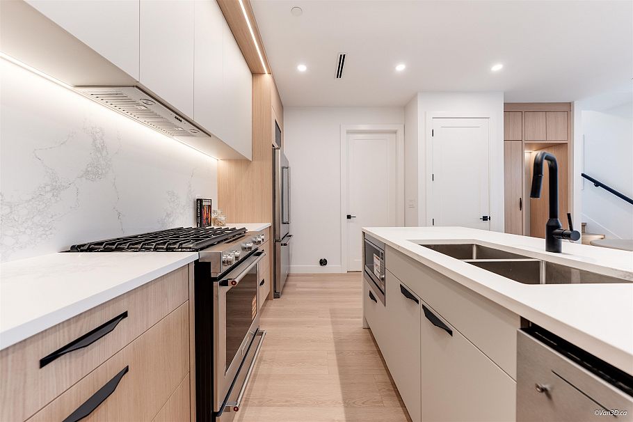 1 3121 E 46th Avenue Vancouver, BC - 9