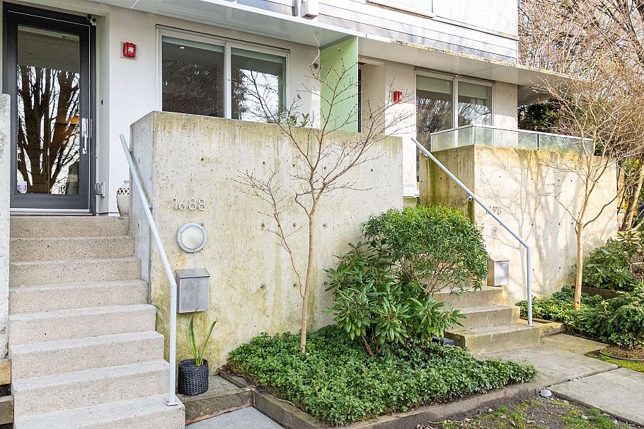 1688 Mclean Drive Vancouver, BC - 30