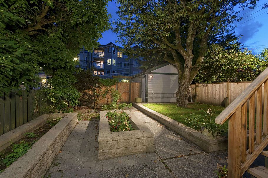 3316 W 3rd Avenue Vancouver, BC - 22