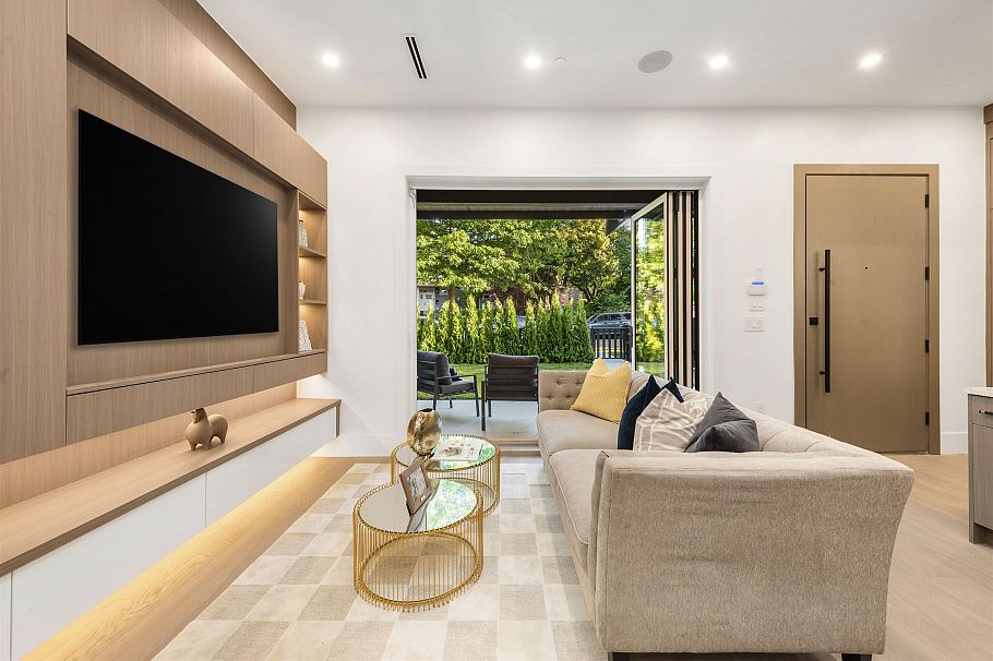 1 847 E 10th Avenue Vancouver, BC - 3