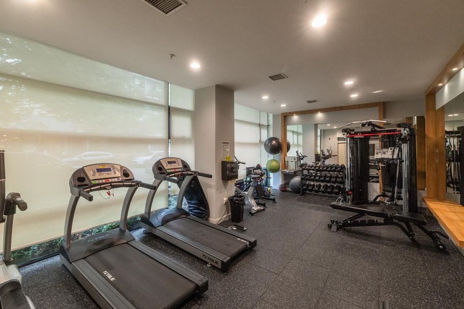 212 733 W 14th Street North Vancouver, BC - 14