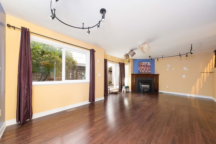 3 237 W 16th Street North Vancouver, BC - 19