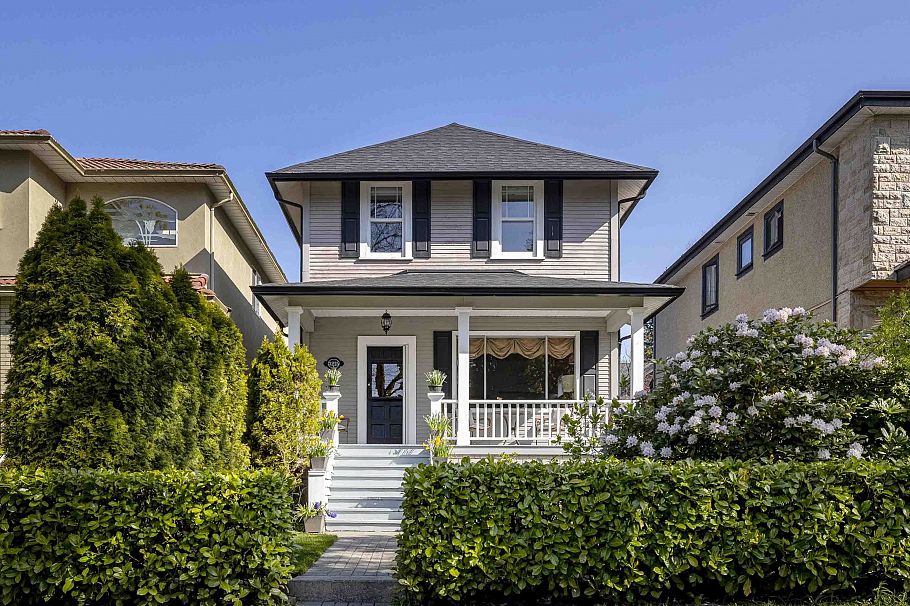 3215 W 39th Avenue Vancouver, BC - 1