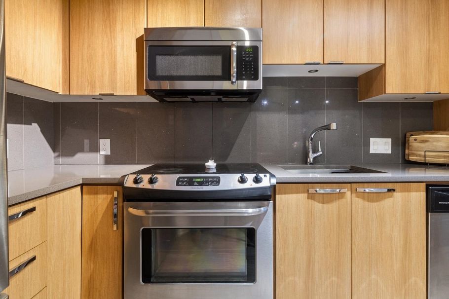 212 733 W 14th Street North Vancouver, BC - 3