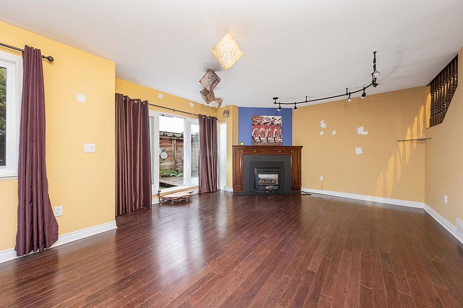 3 237 W 16th Street North Vancouver, BC - 11