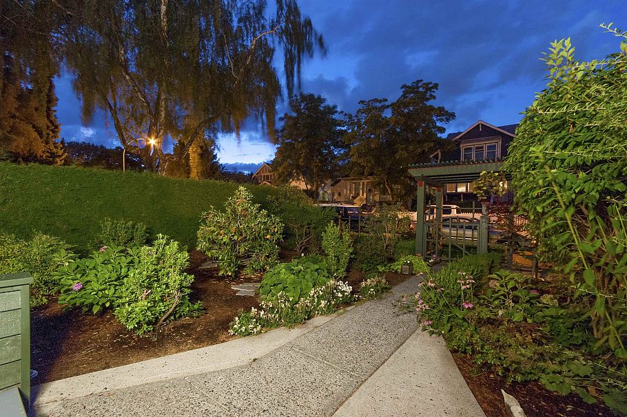 3316 W 3rd Avenue Vancouver, BC - 23