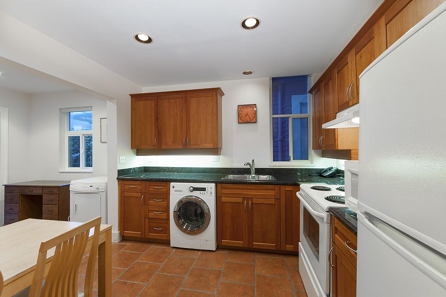 3316 W 3rd Avenue Vancouver, BC - 4