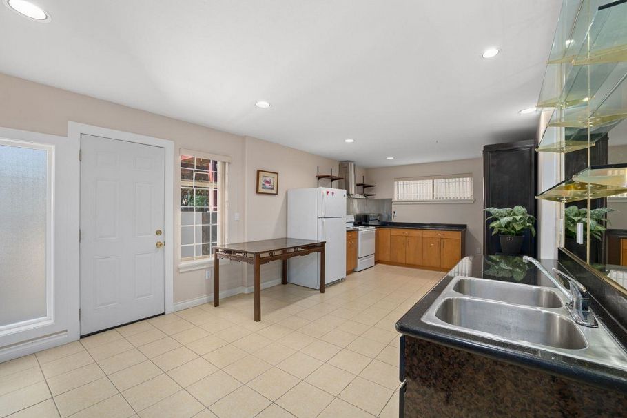 1556 W 62nd Avenue Vancouver, BC - 28