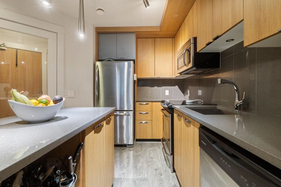 212 733 W 14th Street North Vancouver, BC - 2