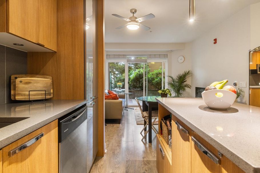 212 733 W 14th Street North Vancouver, BC - 4